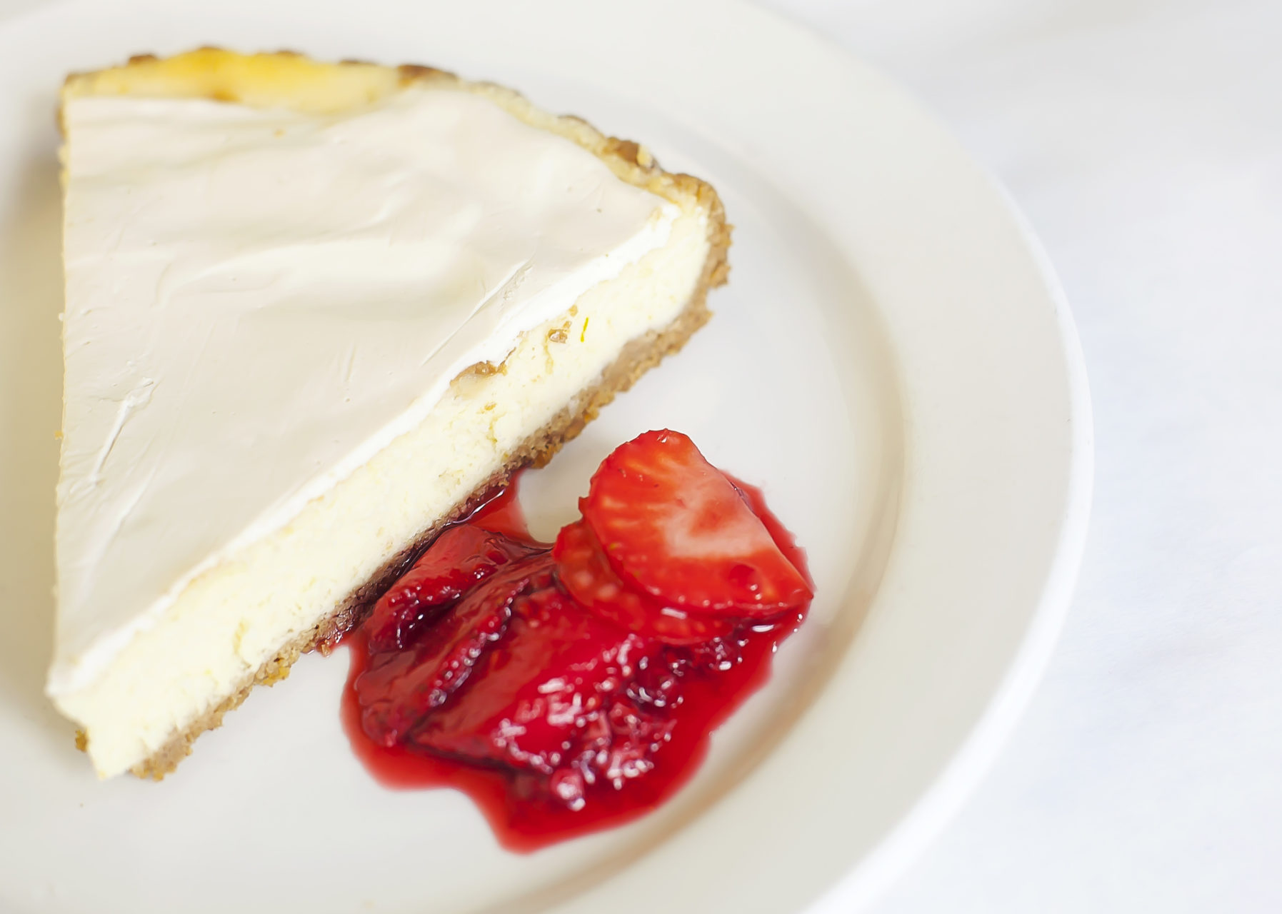 Cheesecake tart with fresh strawberries